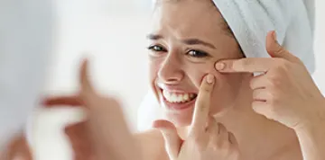 Por que temos acne na TPM e como evitar?