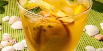 Suco de Manga, maracujá e gelo de manjericão